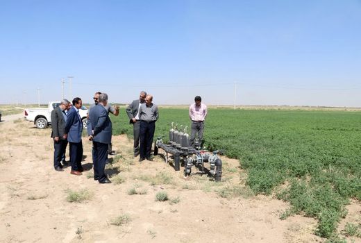 بازدید معاون وزیر جهاد کشاورزی از طرح آبیاری زیرسطحی در بویین زهرا
