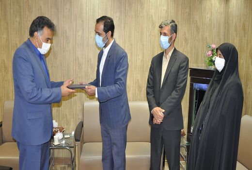 اهدای لوح تقدیر استاندار خراسان جنوبی به رییس سازمان  جهاد کشاورزی 