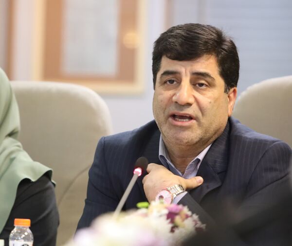منابع محدود بانکی باید به سمت تولیدکنندگان واقعی و نیازمند هدایت شود