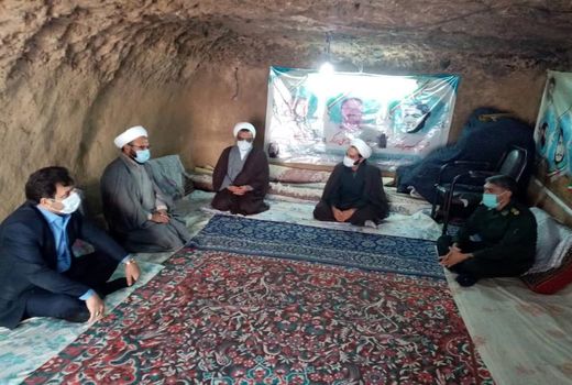 دیدارمسئول حوزه نمایندگی ولی فقیه درسازمان جهاد کشاورزی استان کرمان با خانواده معزز سه شهید عشایری