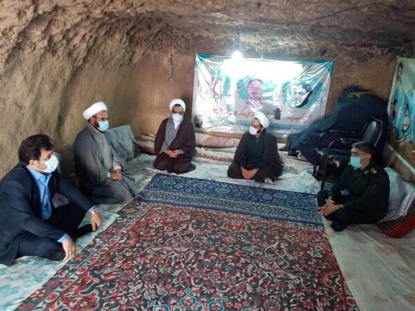 دیدارمسئول حوزه نمایندگی ولی فقیه درسازمان جهاد کشاورزی استان کرمان با خانواده معزز سه شهید عشایری