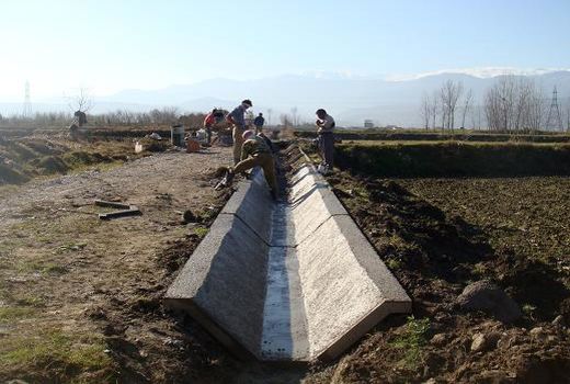 آغاز عملیات اجرایی فاز سوم  احداث کانال بتنی اسحاق آباد شهرستان انار