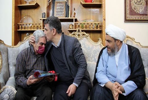 دیدار معاون توسعه مدیریت و منابع وزارت جهاد کشاورزی با خانواده شهدا