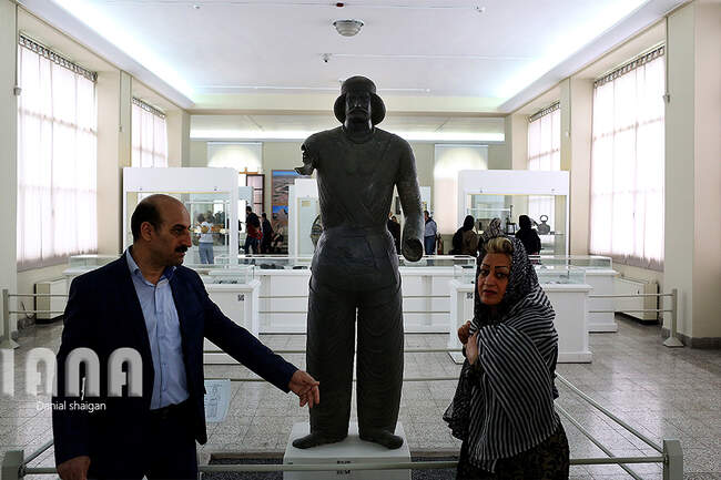 گردشگران در موزه ایران باستان و موزه مقدم