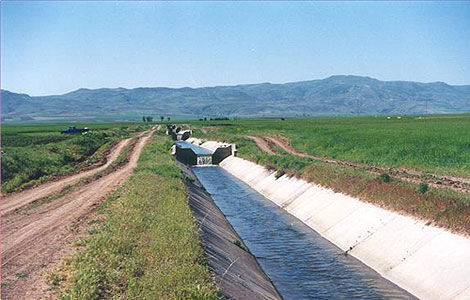 اجرای 4460 کیلومتر احداث و بهسازی کانال های آبیاری و انتقال آب در خراسان شمالی