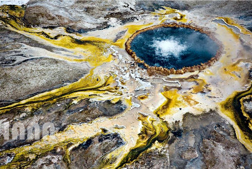 چشمه آب گرم پارک ملی یلواستون در آمریکا 