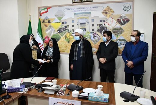 زنان در حوزه کشاورزی دوشادوش مردان برای تحقق امنیت غذایی جامعه تلاش می کنند