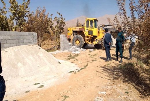 یک تغییر کاربری غیر مجاز وسیع در اراضی اقلید تخریب شد 