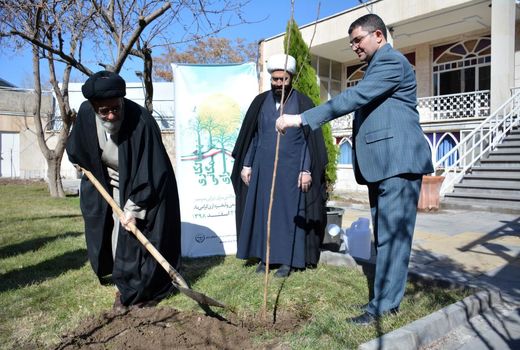غرس نهال میوه توسط نماینده ولی فقیه در آذربایجان شرقی و امام جمعه تبریز 