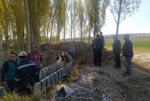 ادامه بهسازی کانال های آبیاری عمومی کشاورزی در شهرستان ورزقان