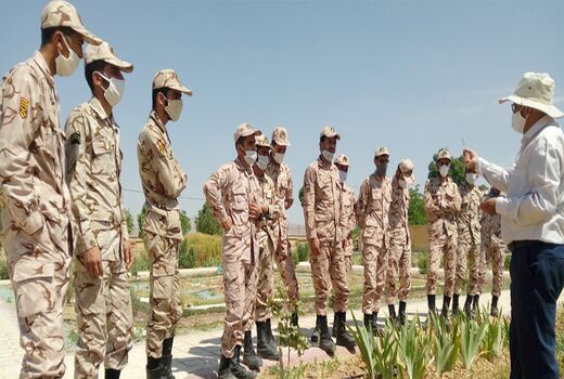 کلاس آموزشی تغذیه درختان میوه در طرح مهارت آموزی پرسنل وظیفه فرماندهی انتظامی شهرستان شهربابک