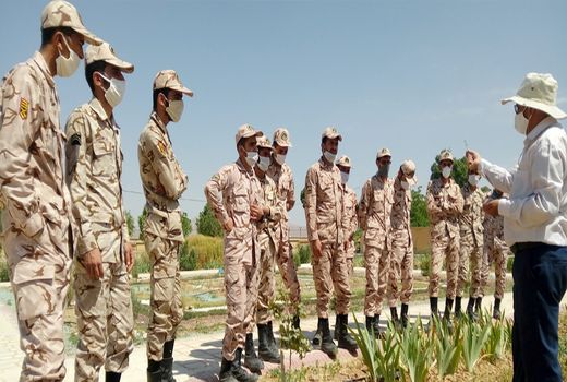 کلاس آموزشی تغذیه درختان میوه در طرح مهارت آموزی پرسنل وظیفه فرماندهی انتظامی شهرستان شهربابک