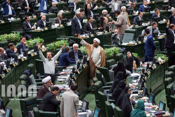 مجلس از 4 پاسخ روحانی قانع نشد