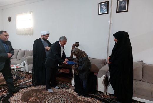  دیدار با خانواده‌های شهید روحیه ایثارگری را تقویت می‌کند