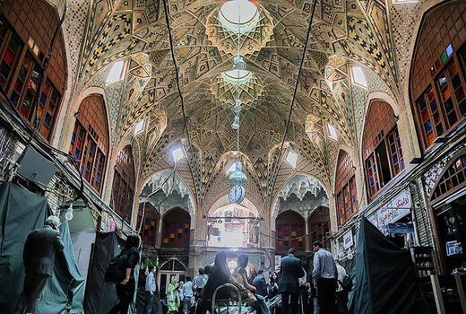 فروشندگان تنها با پول نقد جنس می‌فروشند