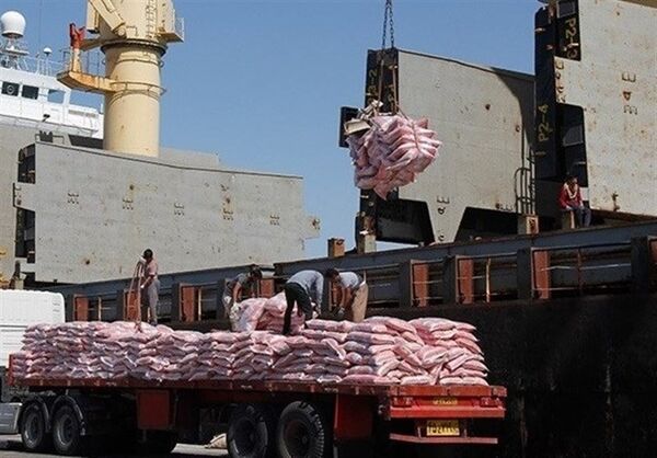 پهلوگیری ۱۱ کشتی حامل کالاهای اساسی در بندر بوشهر
