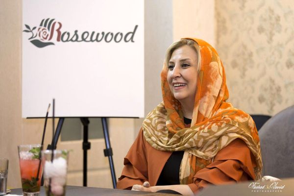 وقتی می‌شنوم کارهای جوانان با استعداد در سالن‌ها فروش خوبی ندارند، ناراحت می‌شوم