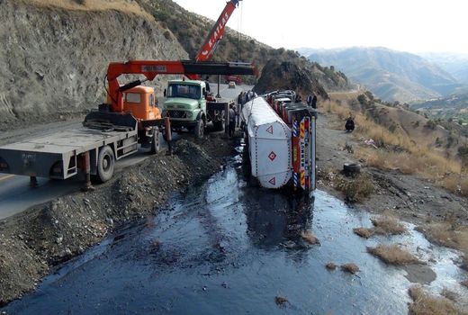 آسیب جدی به منابع آب و خاک کردستان  با واژگونی تانکرهای سوخت