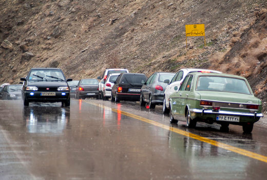 جاده‌های شمالی مه‌گرفته و بارانی است