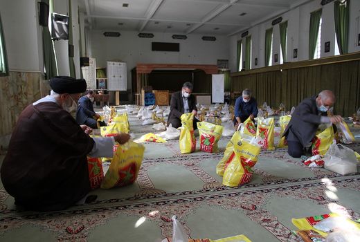 توزیع بسته‌های معیشتی کمک مومنانه سازمان جهاد کشاورزی استان یزد بین نیازمندان