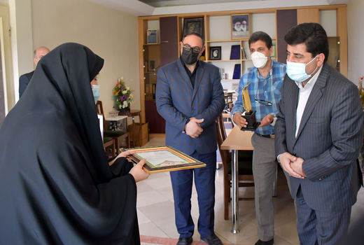 تجلیل از هاله فرشاد گوینده برنامه رادیویی کندیمیز به عنوان گوینده برتر کشور