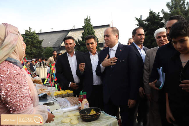وزیر جهاد کشاورزی از ششمین نمایشگاه توانمندی‌های روستایی و عشایری بازدید کرد