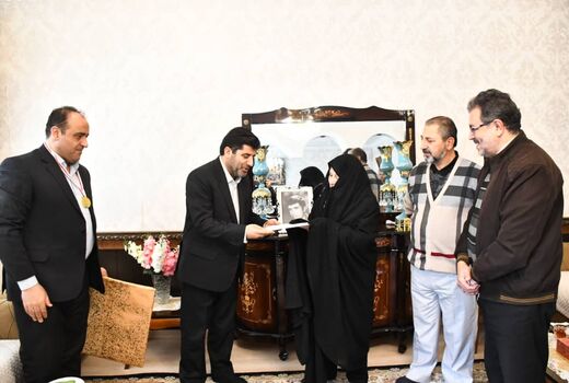 تجلیل مادرشهید خلیل پورنهر از رئیس سازمان جهادکشاورزی آذربایجان شرقی به دلیل آرامش بازار کالاهای اساسی