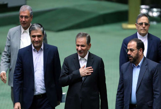 حضور جهانگیری در جلسه استیضاح ربیعی