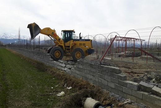 قلع و قمع ۱۰ فقره بنا و مستحدثات غیر مجاز در اراضی کشاورزی سلماس