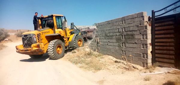 آزادسازی اراضی کشاورزی بستانآباد با تخریب ساختوسازهای غیرمجاز در هفته دولت