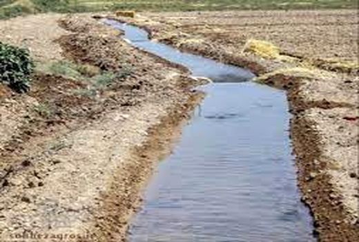  جلوگیری از هدر رفت آب بهسازی کانال‌های آبیاری در حمیدیه