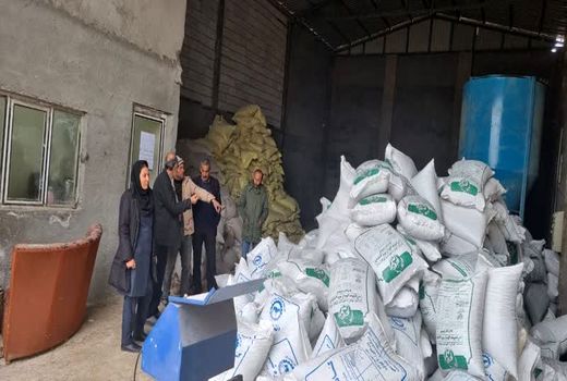 توزیع ۱۵ تن کنسانتره دامی رایگان طی دو روز اخیر  در روستاهای زلزله زده خوی