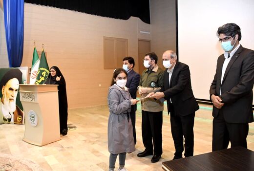 از برگزیدگان مسابقه نقاشی به مناسبت هفته خاک  در آذربایجان شرقی تجلیل شد