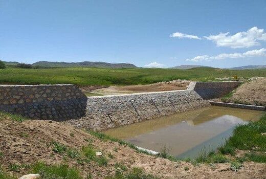 اجرای پروژه آبخیزداری (بند خاکی) در حوزه آبخیز ده نمک شهرستان آرادان