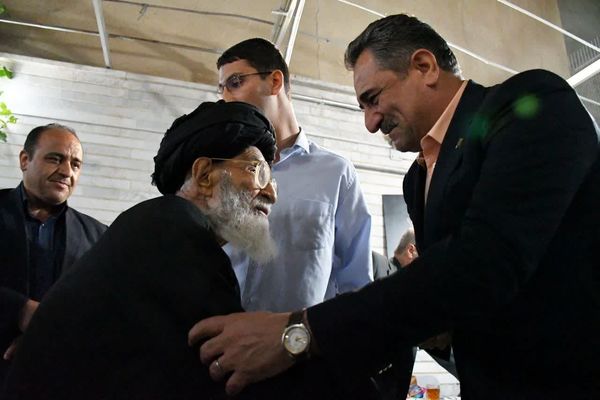 ادای احترام رئیس سازمان امور عشایر ایران به شهید آلهاشم و دیدار با خانواده معظم شهید