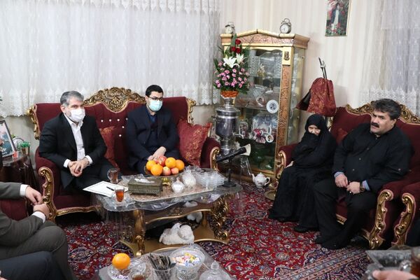 وزیر جهاد کشاورزی با خانواده شهید "فرامرز فلفلیان فینی" دیدار کرد