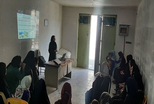 تشویق زنان عشایر باغملک به پرورش مرغ بومی