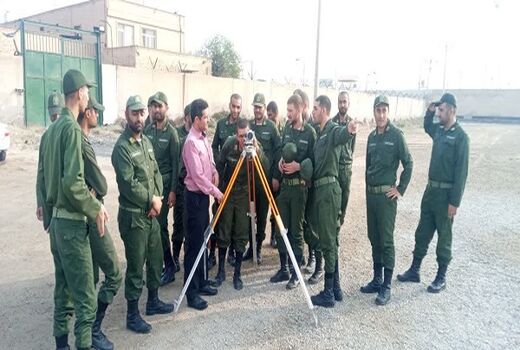 آشنایی کارکنان وظیفه نیروی انتظامی با آماده کردن دوربین نقشه برداری