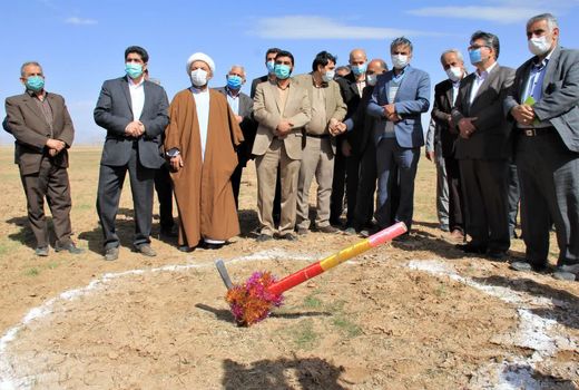 مجتمع گلخانه‌ای شهدای شهر کیان کلنگ زنی شد