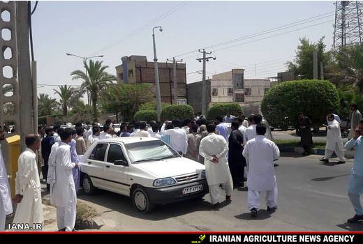 تجمع مقابل فرمانداری ایرانشهر برای پیگری پرونده تجاوز