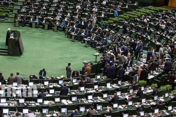 سوال‌کنندگان در حال ایراد نطق