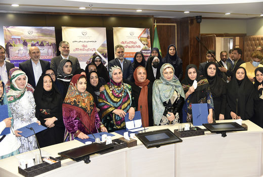 تجلیل وزیر جهاد کشاورزی از  سرکارخانم زرگری به عنوان کارشناس مسئول نمونه امور زنان روستایی استانها