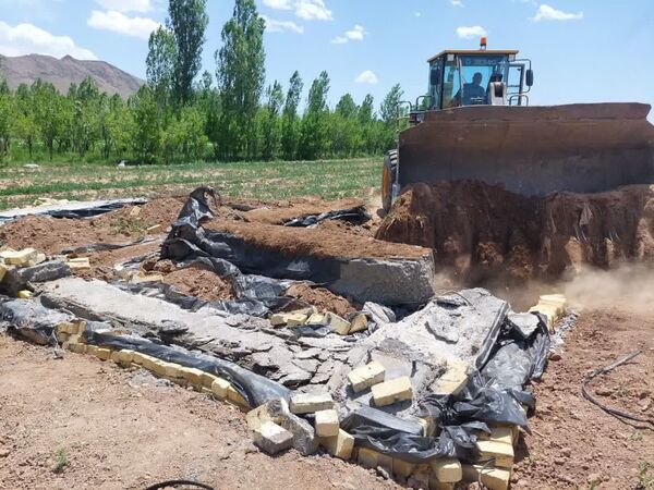 تخریب ۱۰ بنای غیر مجاز در اراضی کشاورزی شهرستان آوج