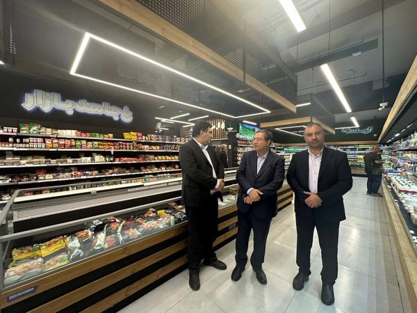 بازدید استاندار آذربایجانغربی از فروشگاه عرضه مستقیم محصولات کشاورزی جاهد بازار تهران