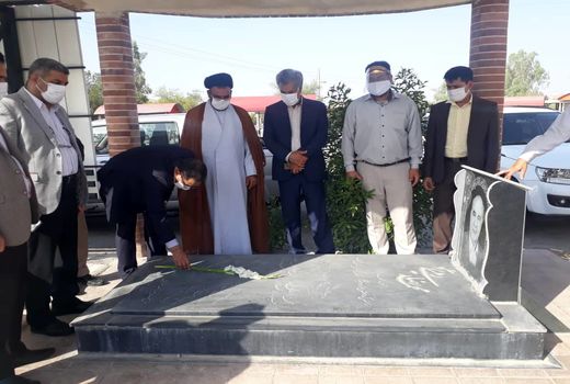 عطرافشانی و اهداء شاخه‌های گُل به مقام والای شهدای گرانقدر