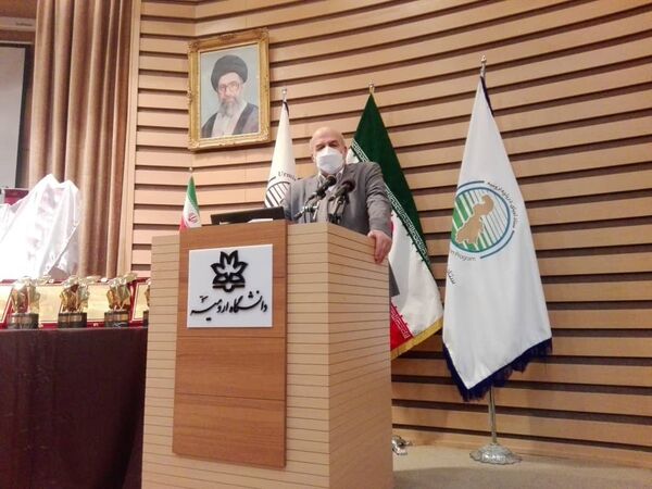 توسعه کشت گلخانه ای مانعی در راه احیای دریاچه نیست