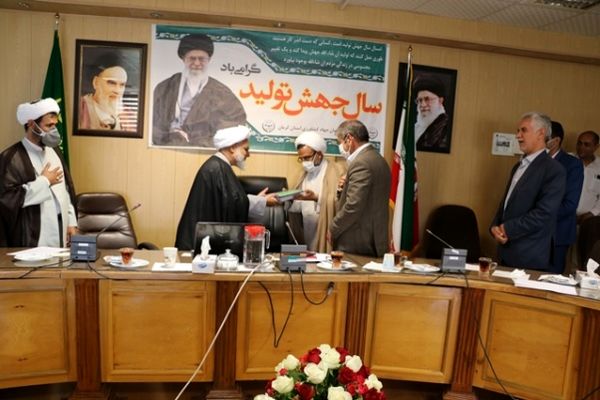 اهدا لوح تقدیر حجه الاسلام والمسلمین دکتر امان الله علی مرادی با مدیران و کارکنان سازمان جهاد کشاورزی استان کرمان