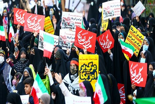 یوم الله 13 آبان در گوش ظالمان کودک کش فریاد می‌زنیم