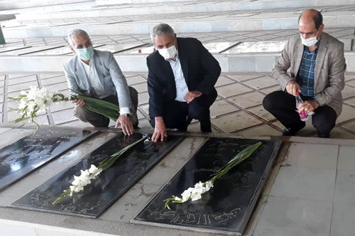 مزار شهدای سنگر سازان بی سنگر شهرستان مرند غبار روبی و گلباران شد	