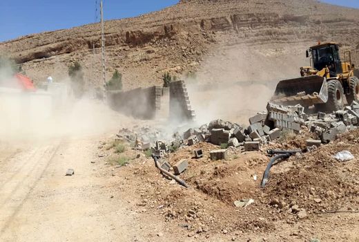 تخریب ساخت و سازهای غیر مجاز در باغ شهرهای شیراز